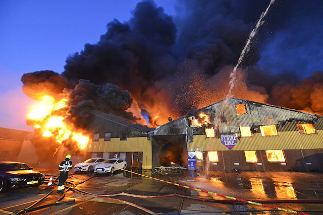 2017/172/20170828-06u20 GB 047 Zeer grote brand Raasdorperweg.jpg